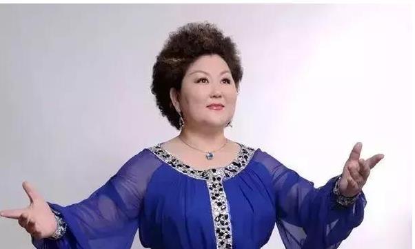 "吉祥三宝"中的母亲乌日娜是鄂温克族女高音歌唱家,也是中央民族大学