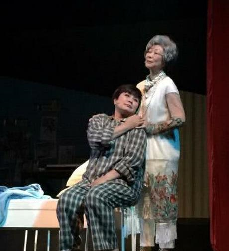 她是最经典梅超风,刘德华也十分尊敬她,今仍活跃影坛却满头白发