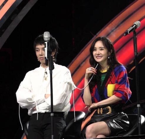 杨幂玩华晨宇衣服绳子,举止亲密被吐槽,网友:公众场合注意点!