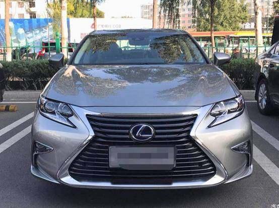 丰田太狠了,这车直降4万,比奥迪a6还豪华,仅28万油耗低至5.