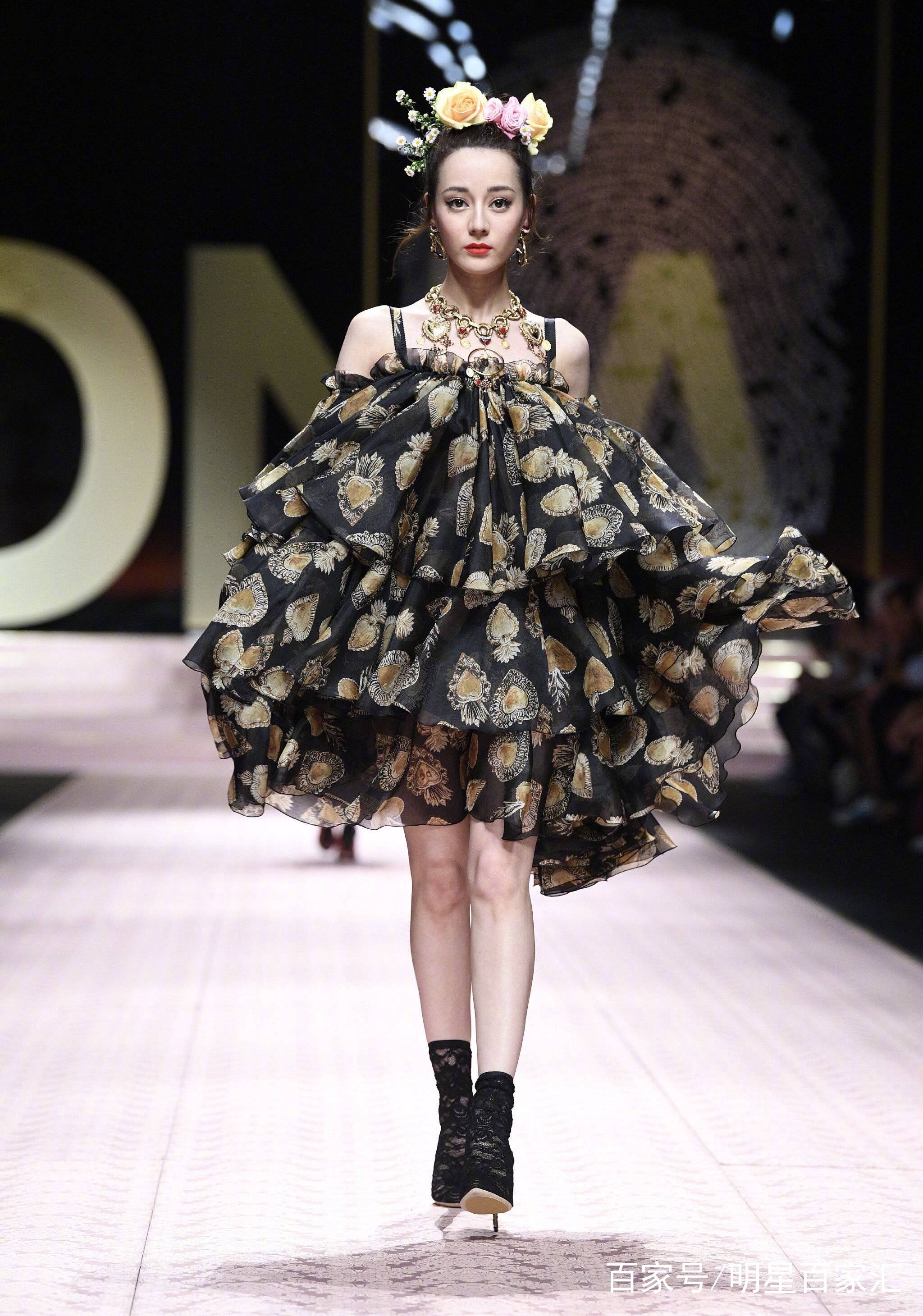 迪丽热巴米兰时装周走秀,气场强大