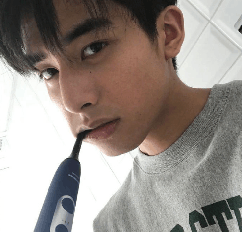 当红小鲜肉晒素颜照被指差别太大, 网友表示很