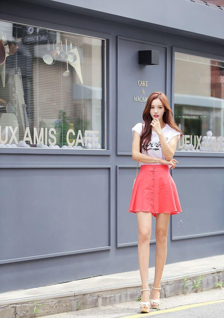 孙允珠: 彩绘字母印花纯色可爱t恤衫百搭靓丽包臀裙