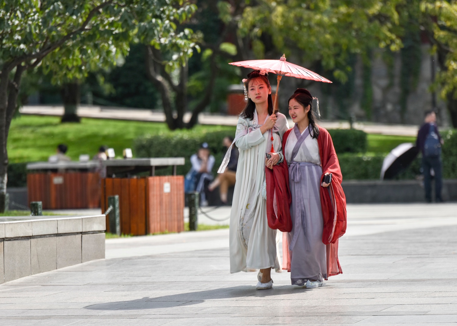 西安大雁塔景区年轻人流行穿汉服出行