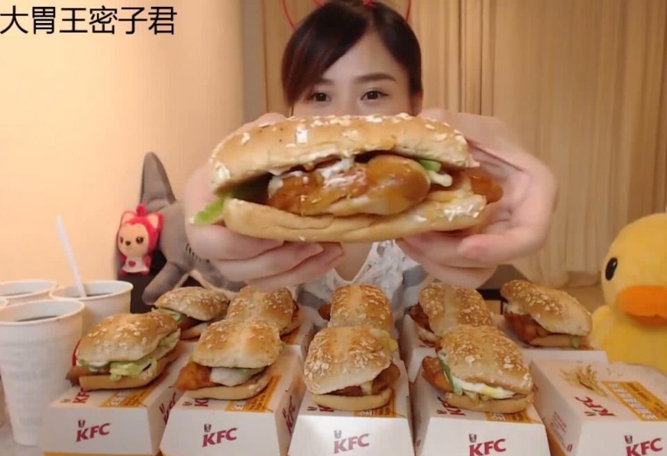 大胃王密子君速度吃10个汉堡,用时31分钟,肚子三个月了