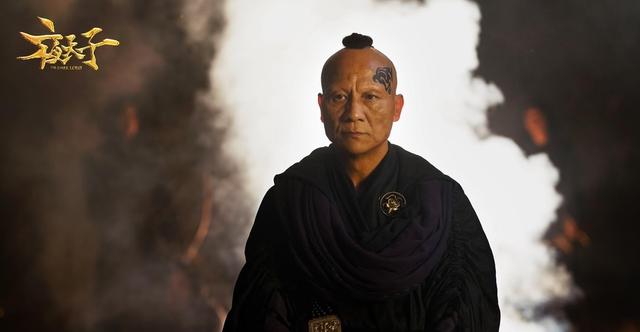 计春华饰演蛊神教四长老魏宗万饰演将夏莹莹视若珍宝的夏老爷喜剧演员