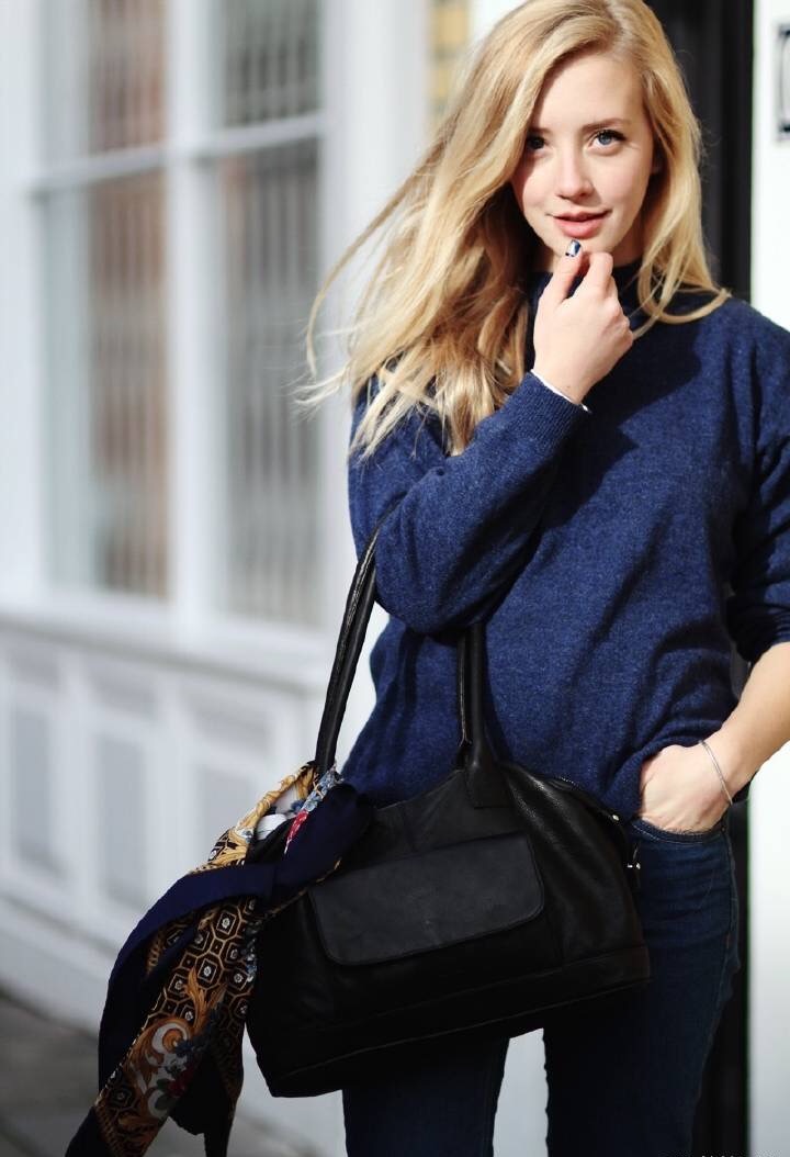 sarahmikaela来自哥本哈根93年的妹纸笑容甜美身材娇小