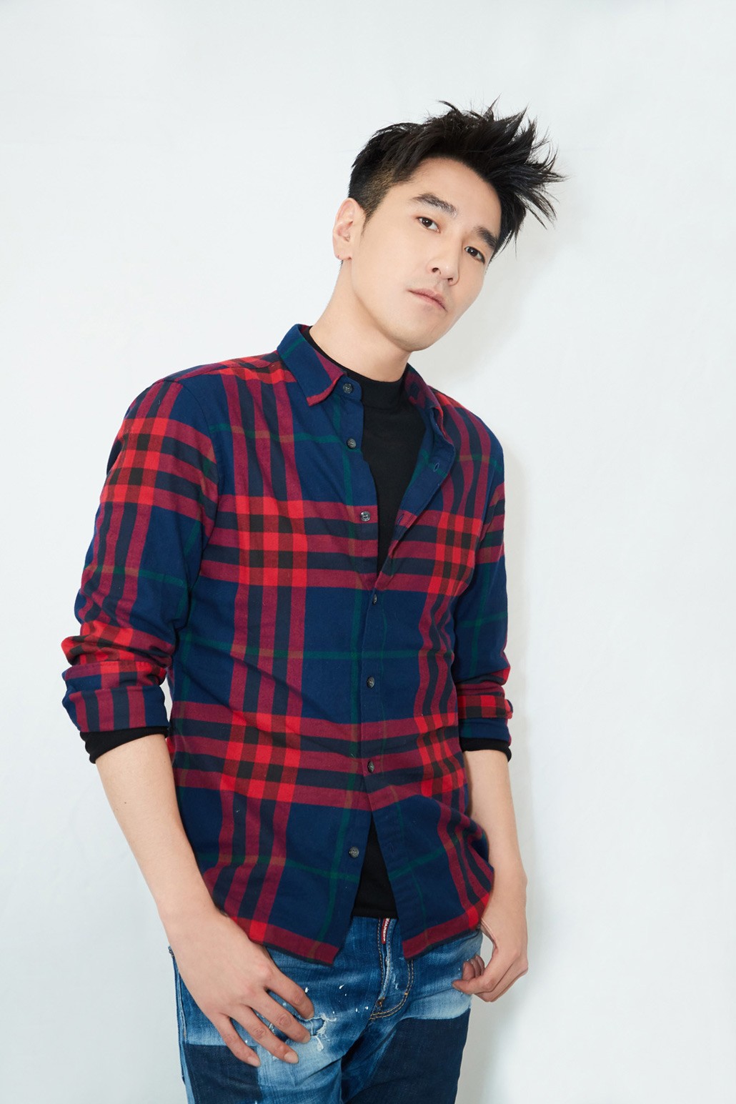 赵又廷《奇葩大会》临近收官 爆休闲清爽写真照