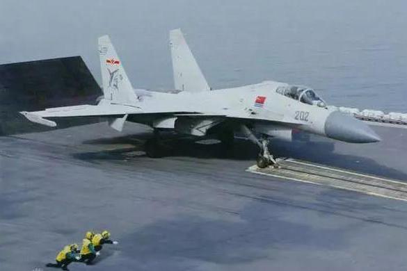 中国电磁弹射版歼15亮相 国人扬眉吐气了