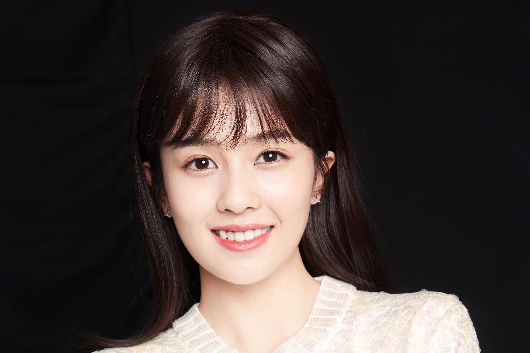 白鹿化身白雪公主现身活动 清甜笑容展露元气本色