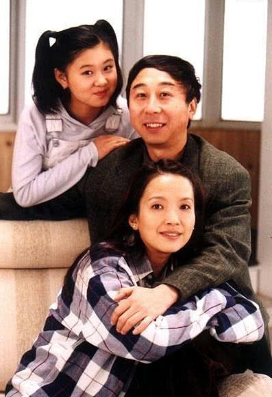 她是冯巩的干女儿,老公为了她不拍吻戏,生个儿子虎头虎脑很喜庆