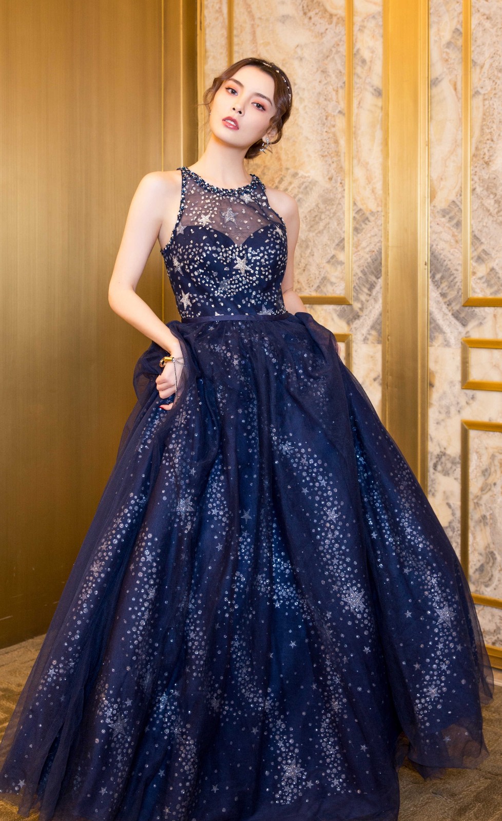 赵宇彤星空长裙亮相北京电影节 红毯抱狗萌力十足