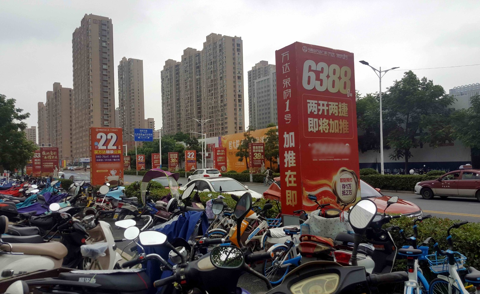 看安徽这条商业街里商铺真不少,还是第一次见这样介绍业主的