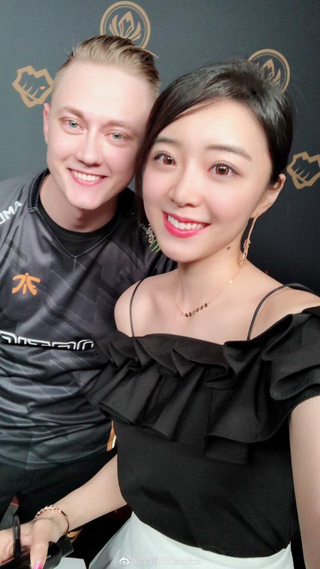 余霜再和rekkles合影,两人双双比心,网友:我同意这门亲事!
