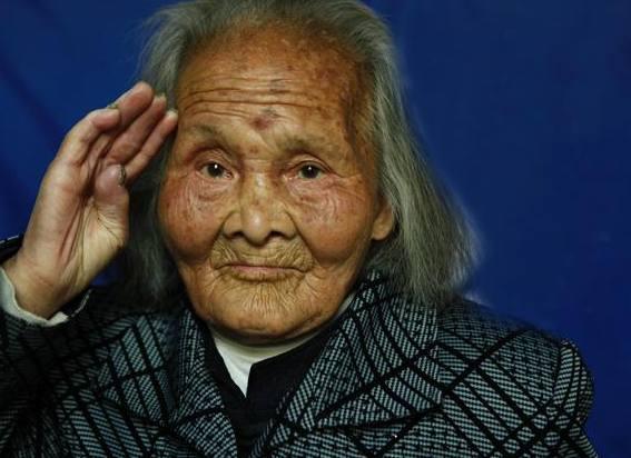 她是黄埔抗战女兵,25岁时因战胜鼠疫,被蒋经国亲自授军衔