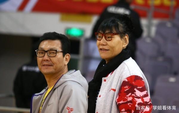 51岁女巨人郑海霞今现身,双腿变形得厉害,一瘸一拐,独自去赚钱