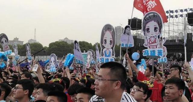 冯提莫武汉斗鱼节佛系少女手指舞,引发现场疯