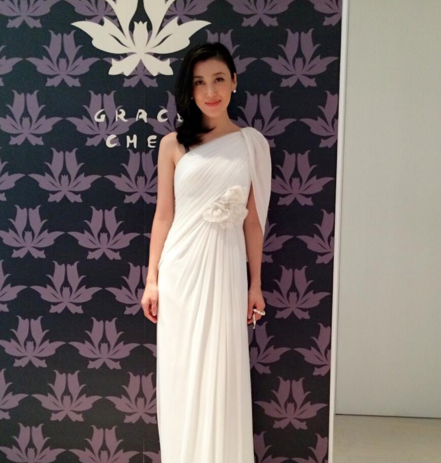 感情方面也很幸福,据传她低调嫁给了侨兴集团老板吴瑞林的儿子吴志阳