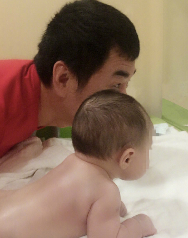 蒋勤勤小儿子近照曝光,全身上下肉乎乎,遗传陈建斌草原汉子基因