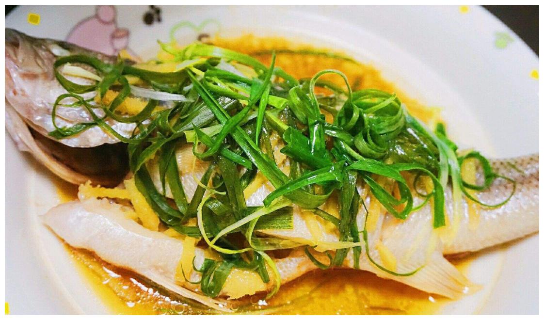 蒸鱼时是先放酱油还是后放,很多人弄反了,难怪鱼