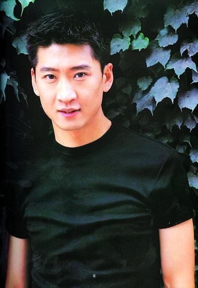 47岁"尔康"被曝夜店撩妹,与女子热聊,感情状况惹网友猜疑