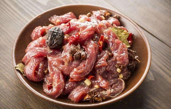 腌牛肉时,别只会加盐!加一样,牛肉又香又嫩,超好吃!