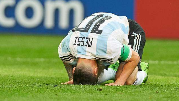 梅西c罗双遭淘汰,一代双子星陨落,网友:愿你们归来仍少年!