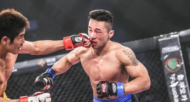 闫西波嘴部中拳,面部受伤浴血奋战