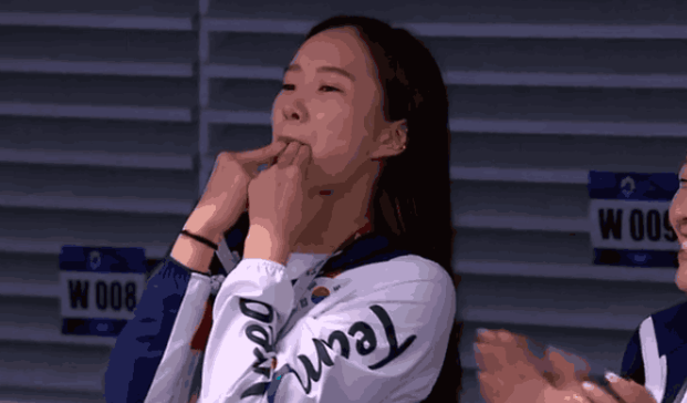 韩国和中国争金牌,王牌选手却演炸鱼一跳,两位韩国美女放声大笑