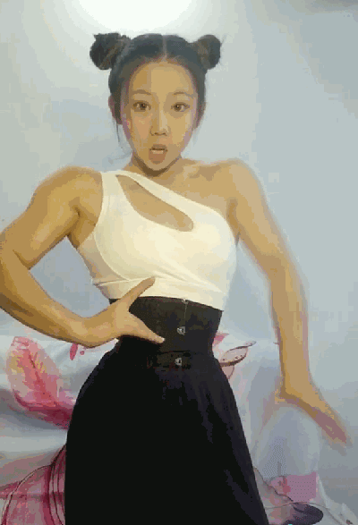 还像动漫里面的肌肉女,又像来自俄罗斯的金刚芭比朱丽叶,当然健身是一