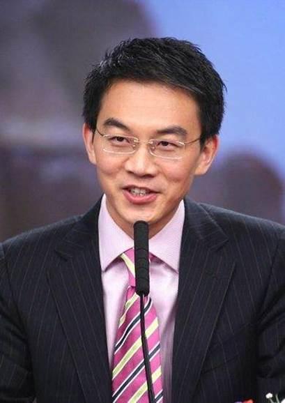 不过,看到近来爆出发福的照片中郎永淳看似并没有受到入狱的影响,继续