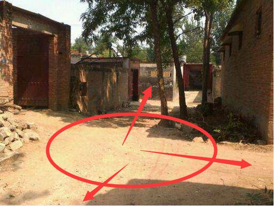 平房住宅绝对不可建在丁字路的交叉处,也就是垂直线的垂直的,点的部位