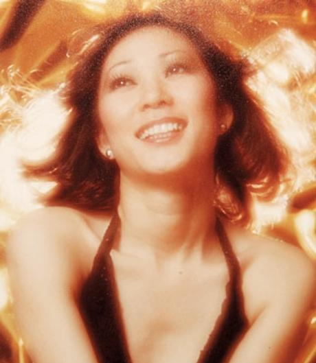 她是最经典梅超风,刘德华也十分尊敬她,今仍活跃影坛却满头白发