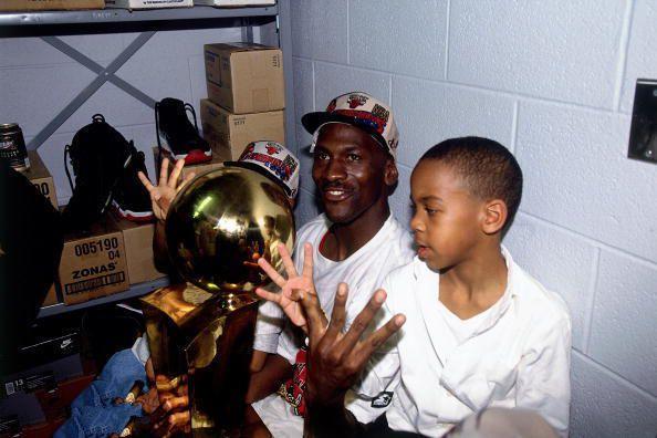 组图:nba球星们的亲子照,乔丹跪地给儿子系鞋带,韦德父子耍酷