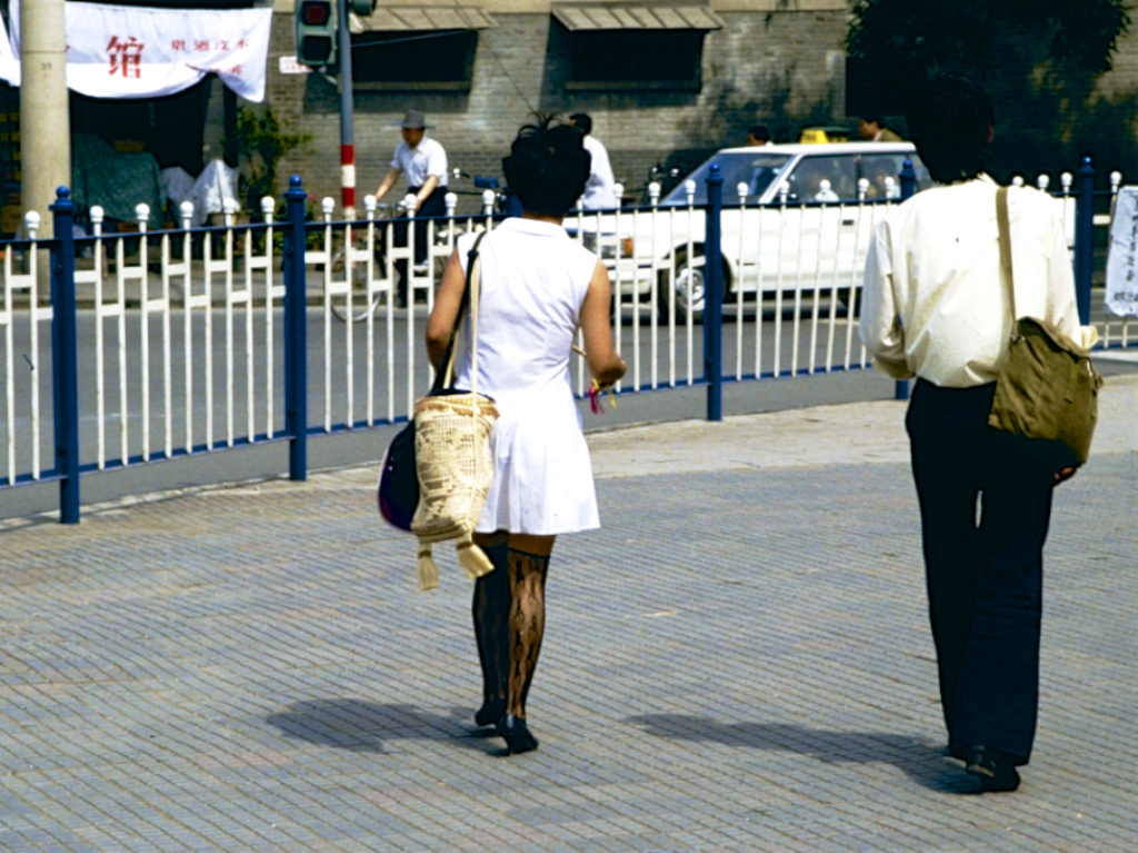 中国旧影1980年代,夏季街头的靓丽女子