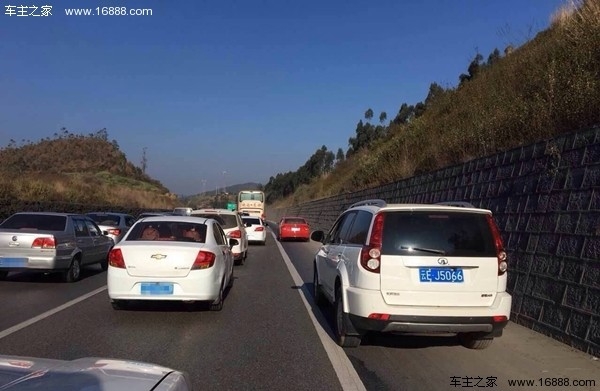 国庆高速上遇到这些恶心的人,就用力举报吧!-新浪汽车