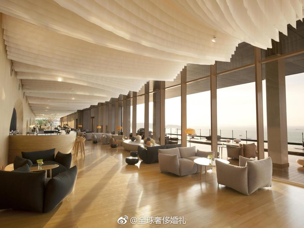 泰国芭提雅希尔顿酒店,天花板上的布幔吊顶成为空间的主要亮点