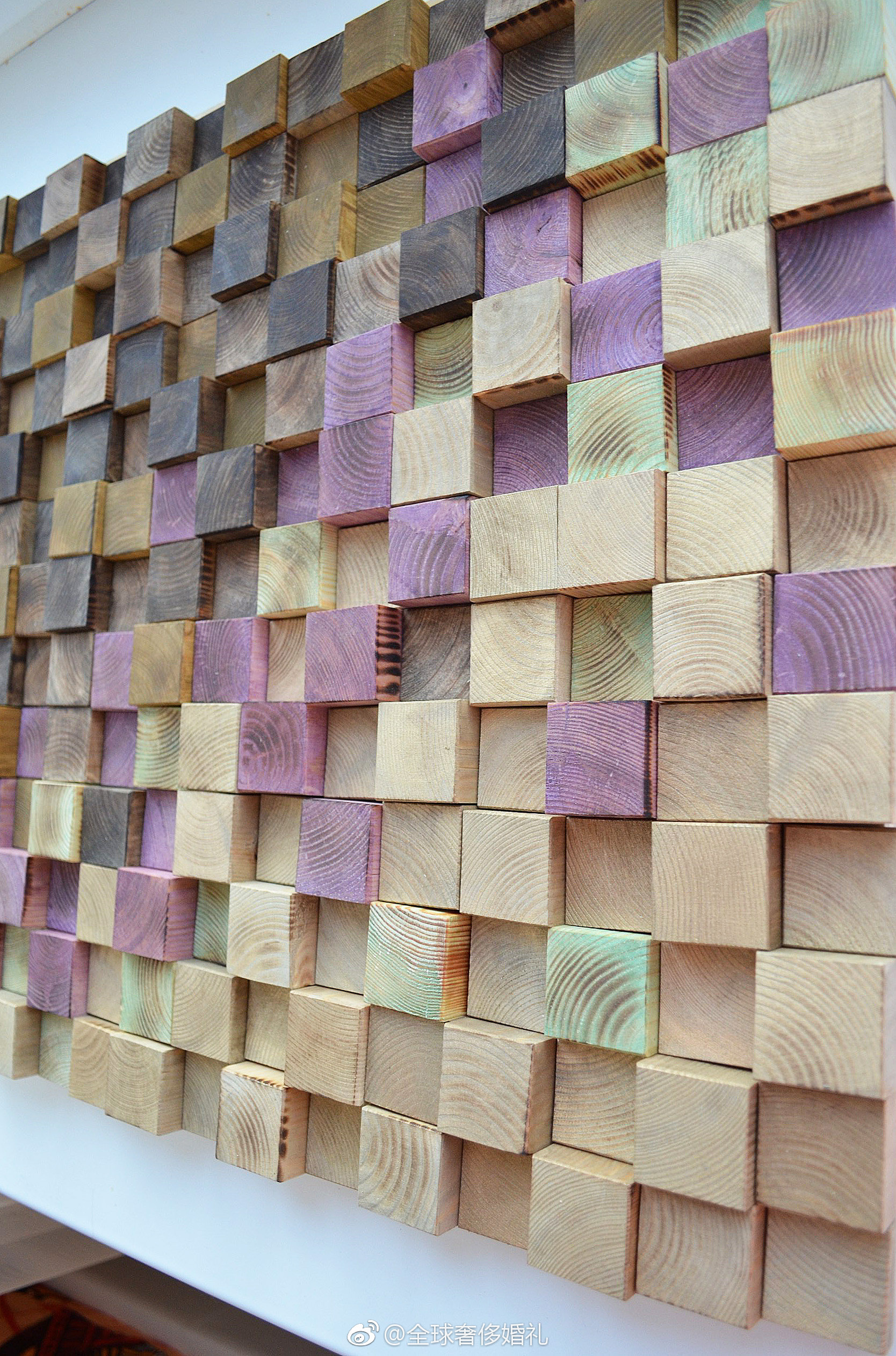 3d马赛克装饰艺术墙,将天然松木干燥并锯成段_新浪看点