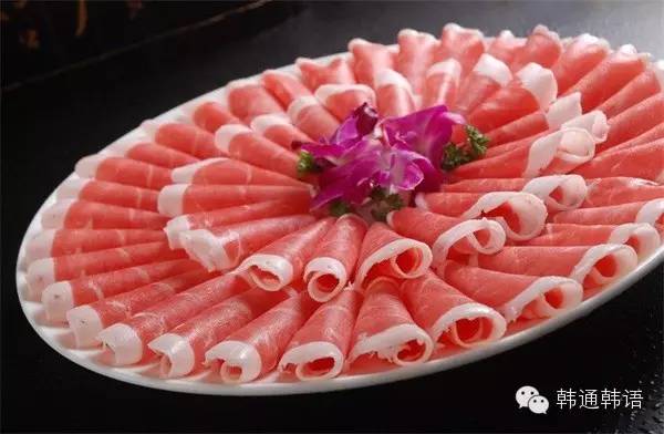 为啥韩国人吃饭离不开五花肉?知道真相后