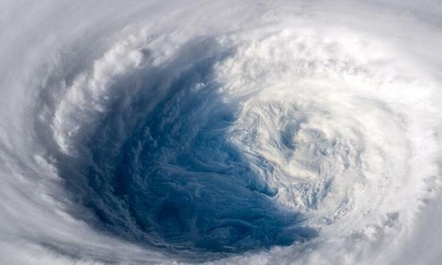 超强台风直扑日本,宇航员"上帝视角"拍到台风眼恐怖景象