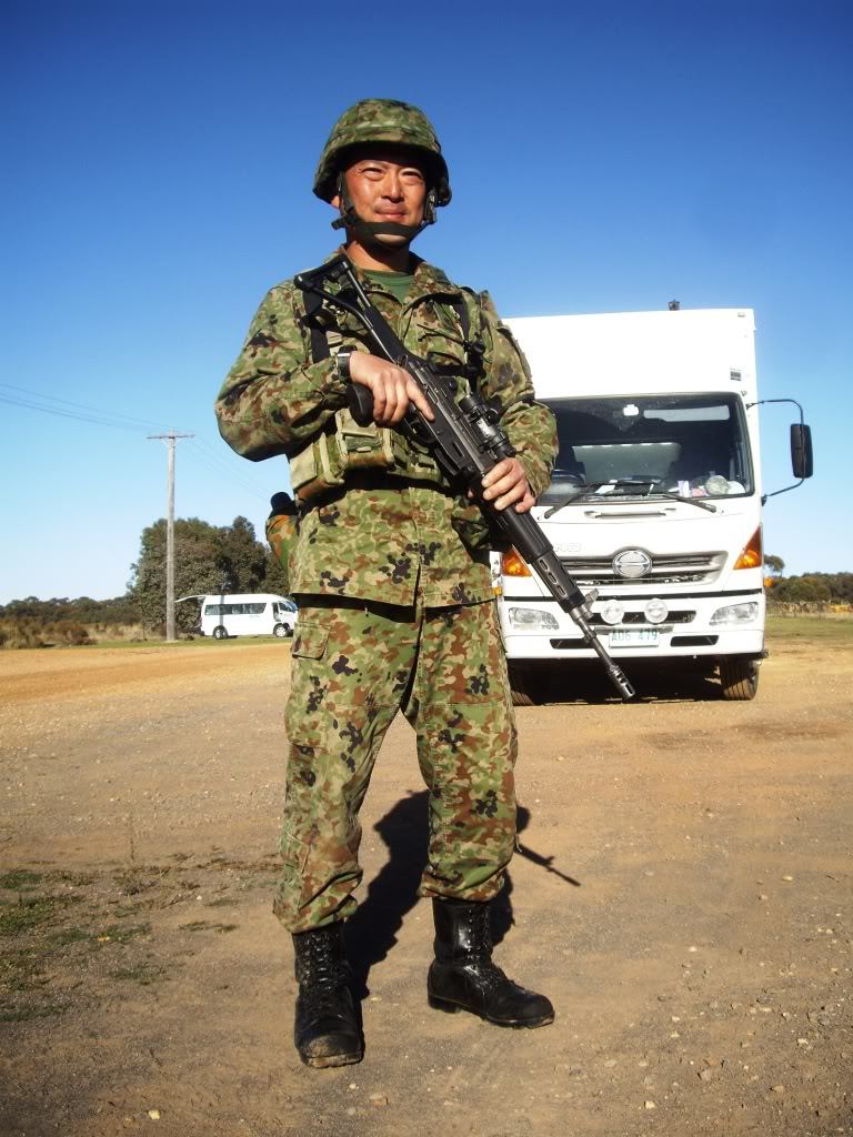 2012年在澳大利亚参加射击比赛的日本陆上自卫队队员戴了个海上自卫队