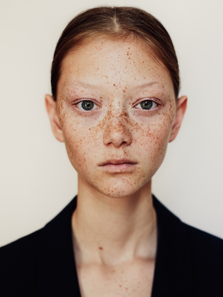 人物/ 招风耳雀斑脸却受大牌青睐,牵手吴世勋上时尚刊封面!