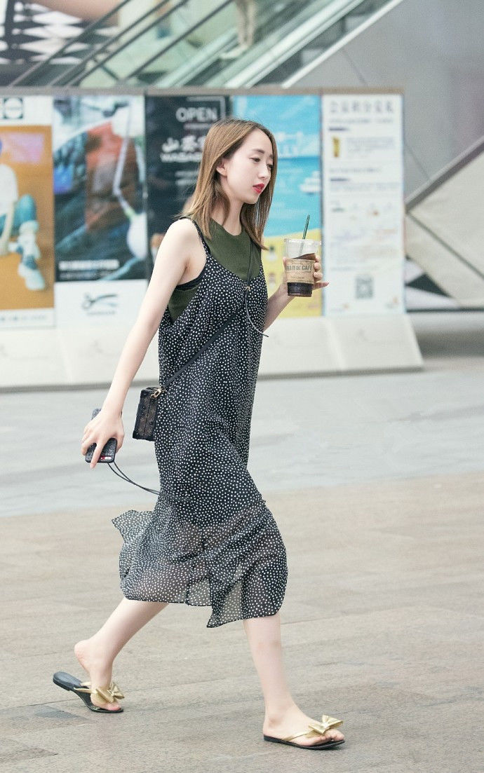 路人街拍,可爱小姐姐穿着仙气十足,耳环和包包是亮点!