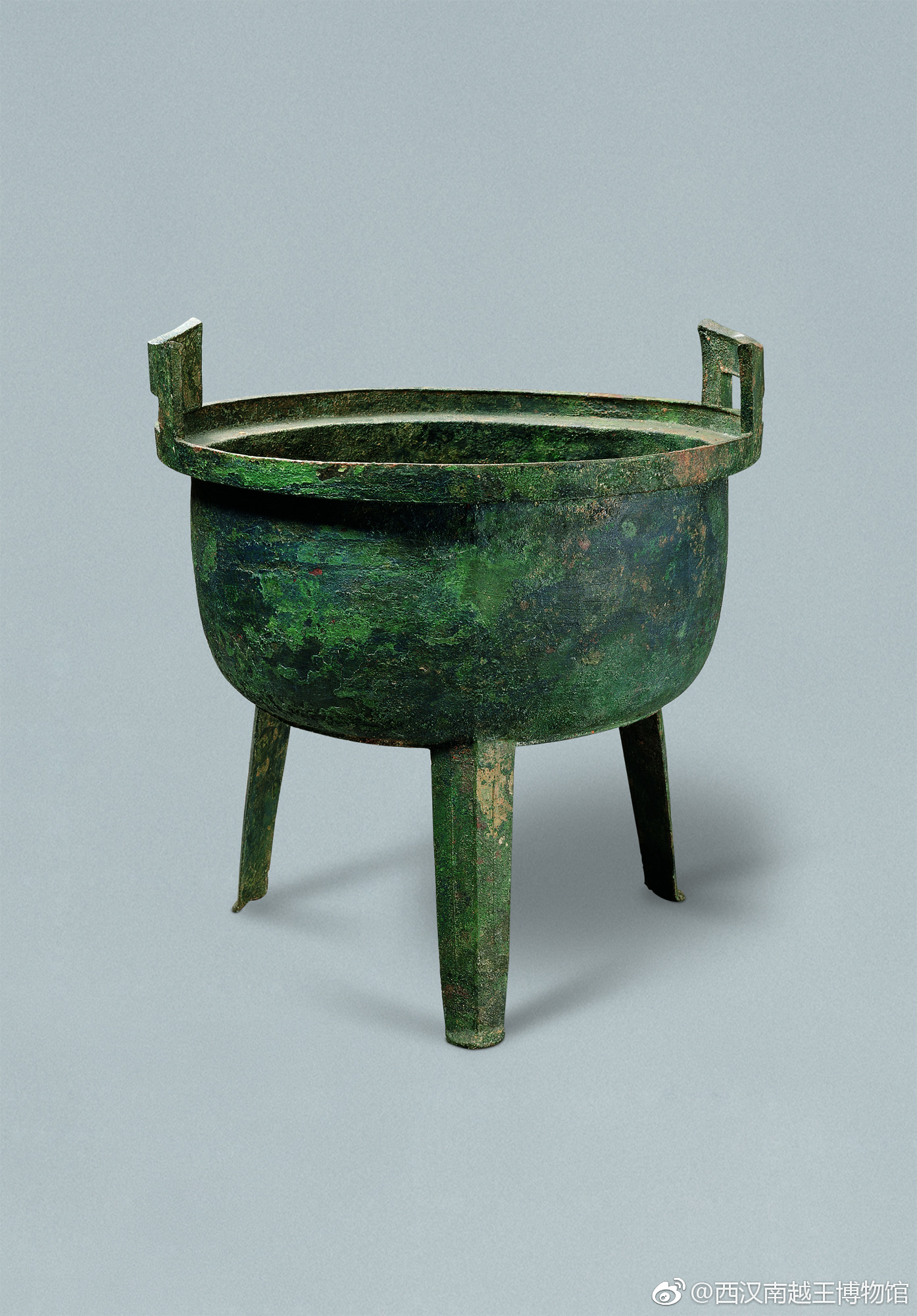 南越国虽然地处偏远但南越王墓的出土文物中