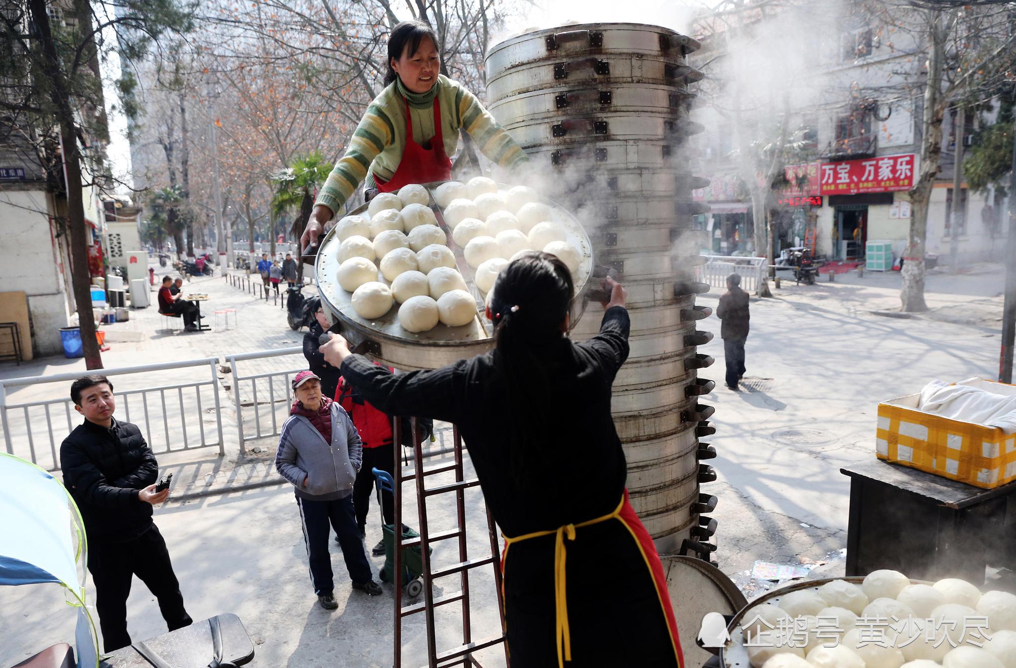 38层蒸笼蒸馒头成为街边一景