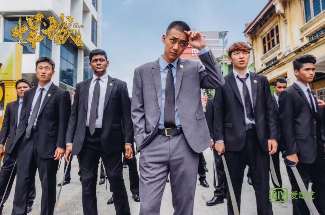 而小武就是这个自带大佬气场的男人,身后带着一帮小弟.