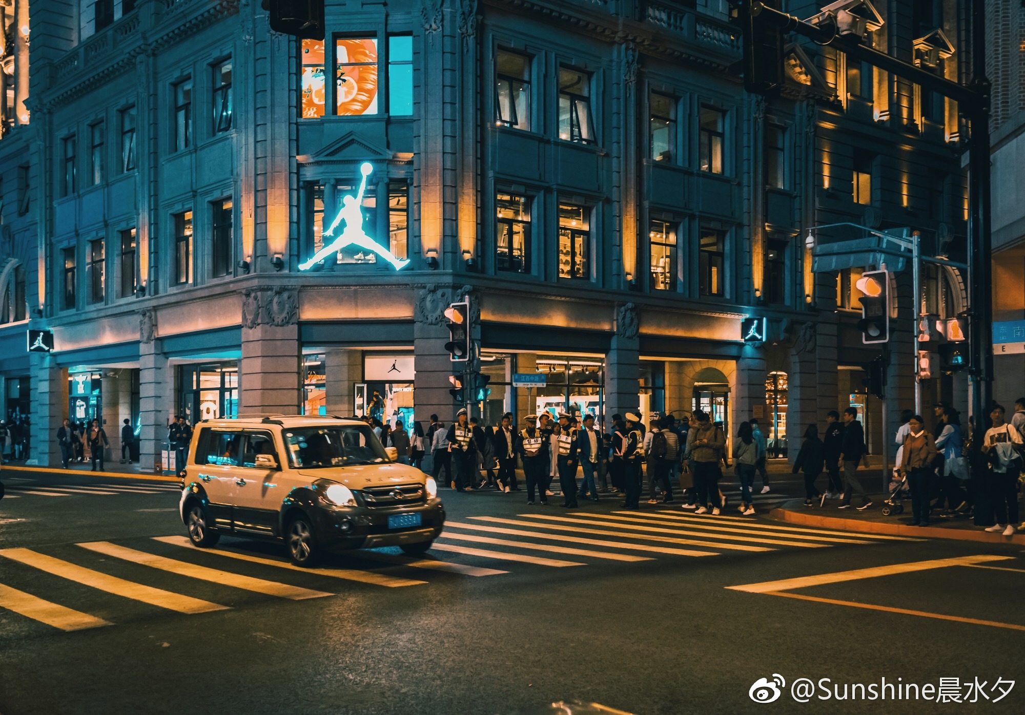 夜色笼罩下的上海街头,行人和车流络绎不绝,我沿着街边匆匆走过