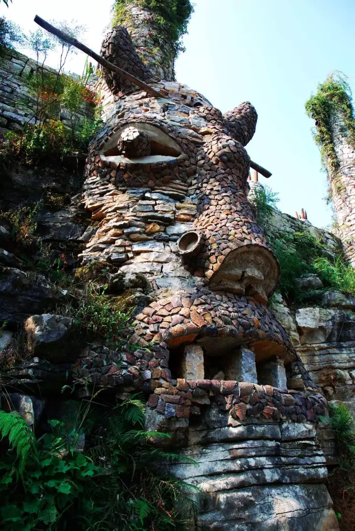 贵州78岁大爷隐居荒山21年,用石头造了一个魔幻城堡!