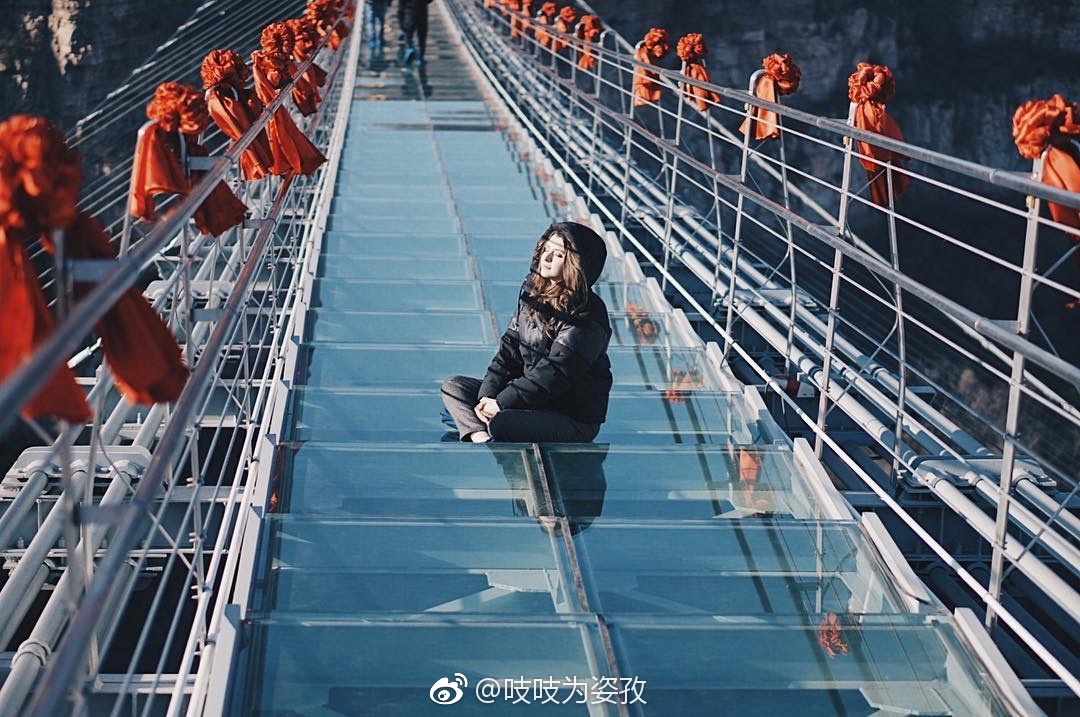 位于平山的红崖谷玻璃桥,全长488米,宽4米