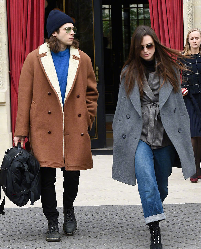 凯拉·奈特利和丈夫詹姆斯·莱顿(摇滚歌手)在法国巴黎离开酒店的街拍